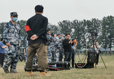 高新排爆裝置同臺(tái)比拼 激光銷毀啞彈大顯身手